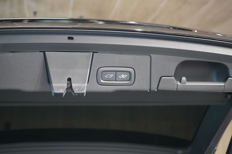 Volvo XC60 B5 Plus Black Edition, 360° - fotka 14 z 44