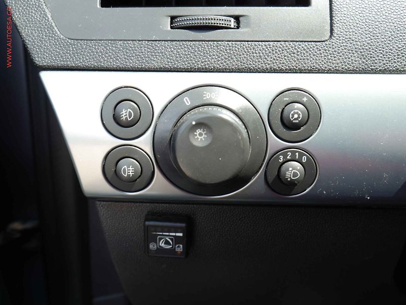 Opel Astra (2008) 1.6i, AC - fotka 17 z 17