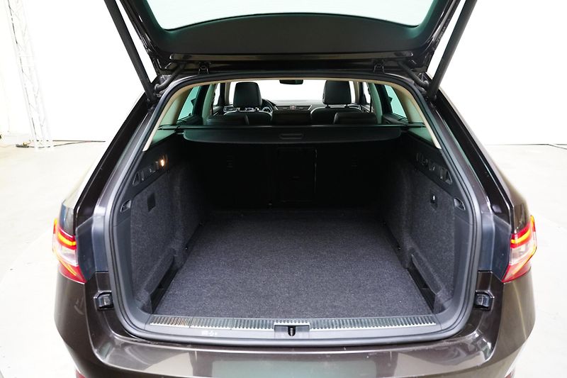 Škoda Superb - fotka 28 z 30