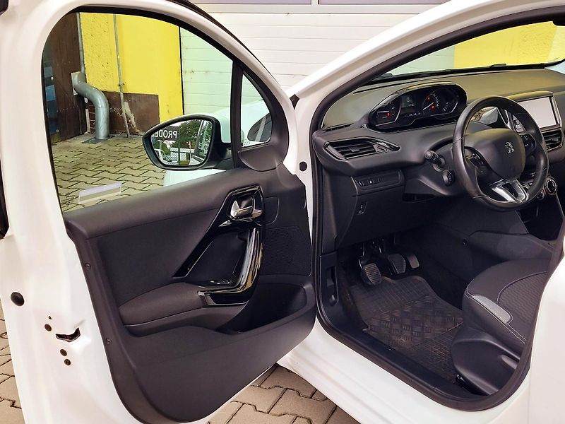 Peugeot 208 SERV.KNIHA,ČR,málo najeto    - fotka 23 z 41
