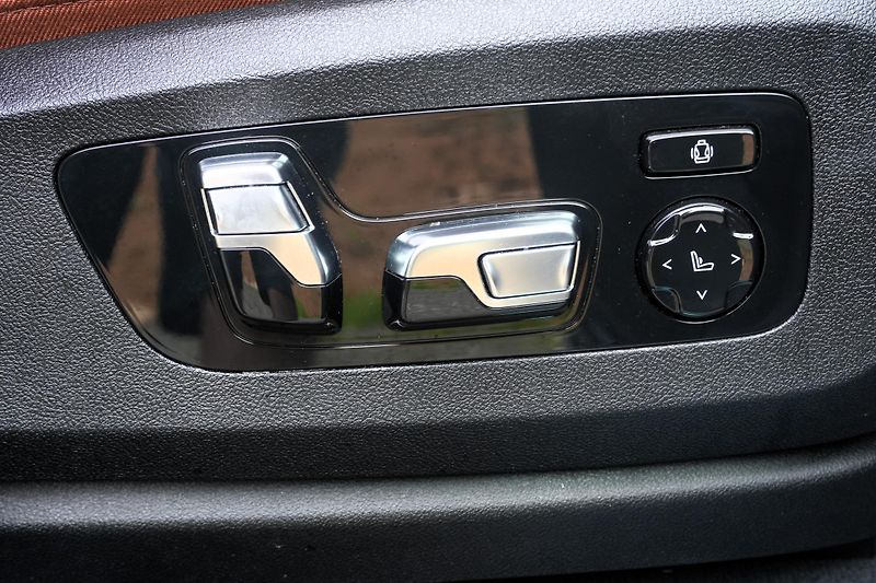 BMW X6 40i xDrive, ČR, Masáž, Webasto - fotka 44 z 44