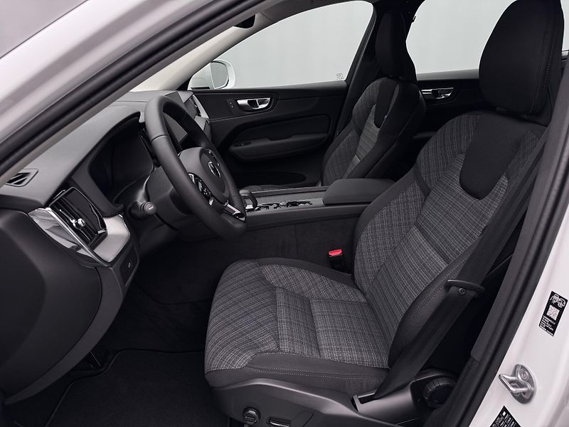 Volvo XC60 (2026)  B5 AWD AUT ESSENTIAL - fotka 3 z 20