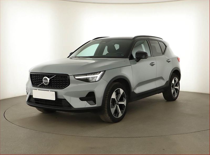 Volvo XC40 (2023) B3 - fotka 2 z 17