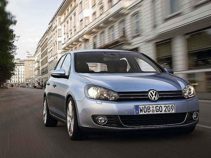První a sedmá generace Volkswagenu Golf GTI.