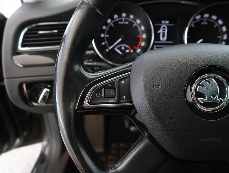 Škoda Superb (2014) 2.0 TDI, Navi, Xenony - fotka 17 z 26