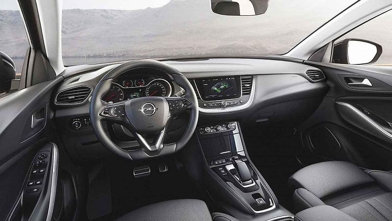 Středně velké SUV kombinuje přeplňovaný zážehový čtyřválec 1,6 se 147 kW (200 koní) se dvěma elektromotory, přičemž každý z nich generuje 80 kW (109 koní).