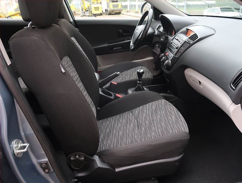 Kia Ceed (2009) 1.6 CRDi, po STK, Tažné - fotka 9 z 16