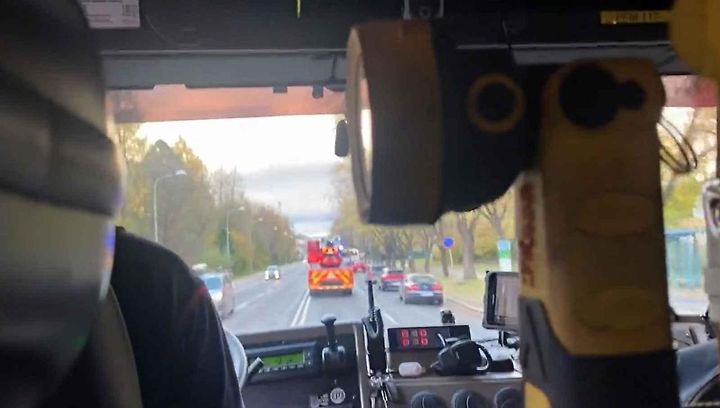 Žebřík jezdí hned jako druhý, aby měl prostor na ustavení. A houkají vibrační rumblery.