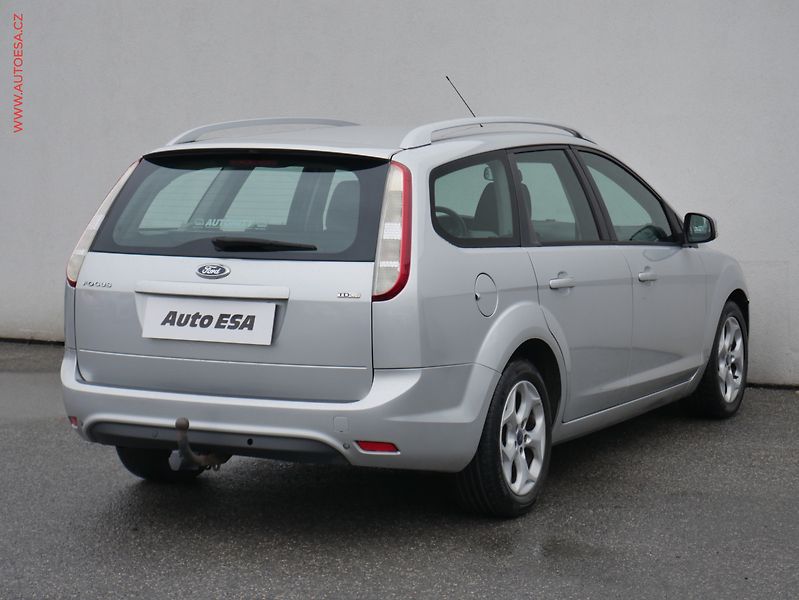 Ford Focus (2010) 1.6 TDCi, AC, tažné - fotka 4 z 19