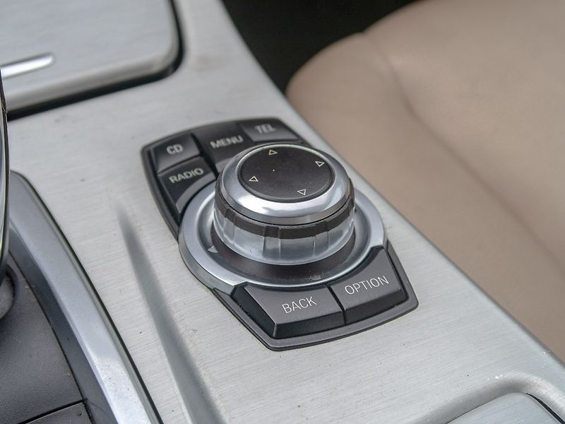 BMW Řada 5 (2010) 3.0i mat – NAVI - fotka 31 z 49