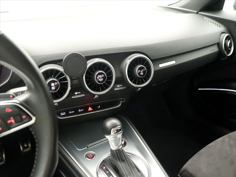 Audi TT 2,0 TFSI 169kW Quattro S-Line - fotka 23 z 38