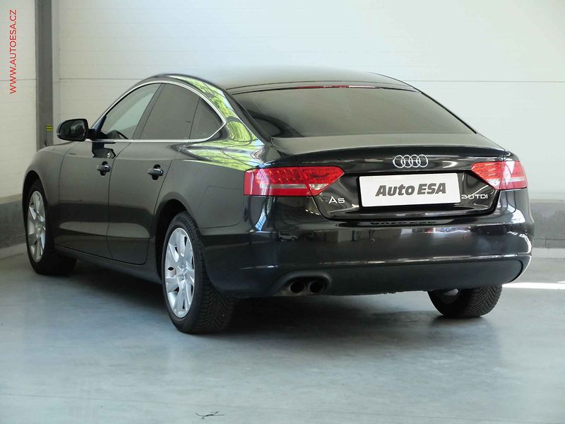 Audi A5 (2010) 2.0TDi, AC, park.čidla - fotka 6 z 16