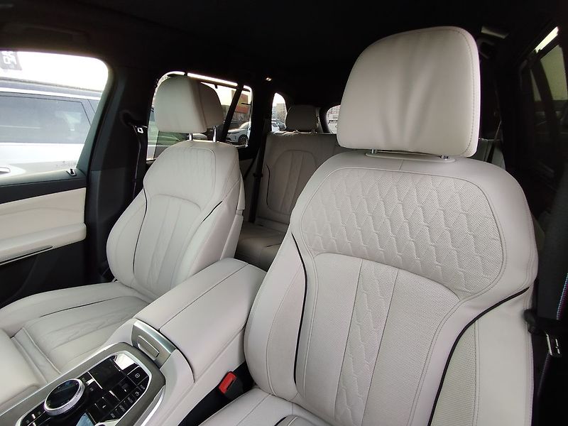 BMW X5 M60i - fotka 19 z 29