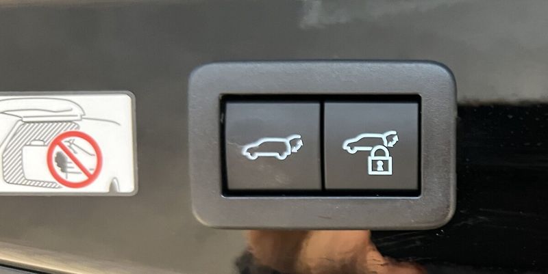 Toyota C-HR 2,0 PHEV TOKYO EDITION - fotka 14 z 19