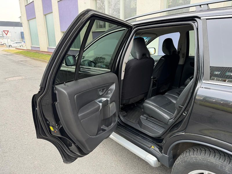 Volvo XC90 2,4 D5 AWD / 1.maj. / ČR / - fotka 12 z 26