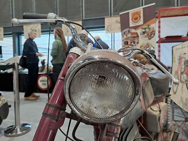 Petr Kenny Burian stojí za kuriózní výstavou legendárních československých motocyklů Jawa a ČZ.