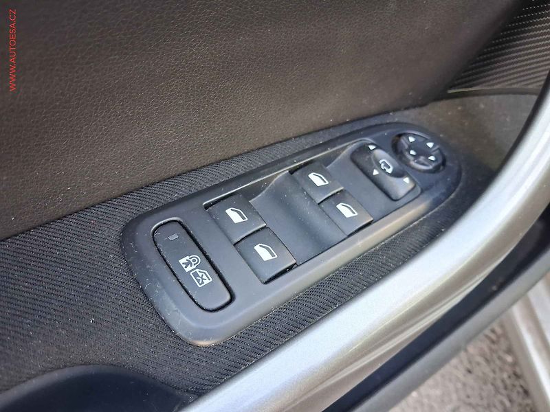 Peugeot 308 (2013) 1.6 HDI, 2.maj,ČR, AC, panor. - fotka 13 z 15