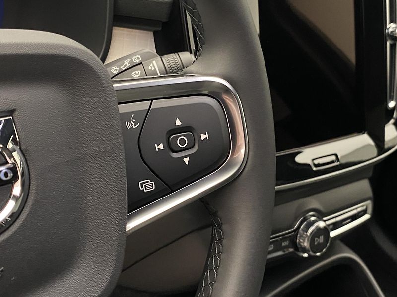 Volvo XC40 (2025) B3 AUT DARK PLUS - fotka 25 z 64