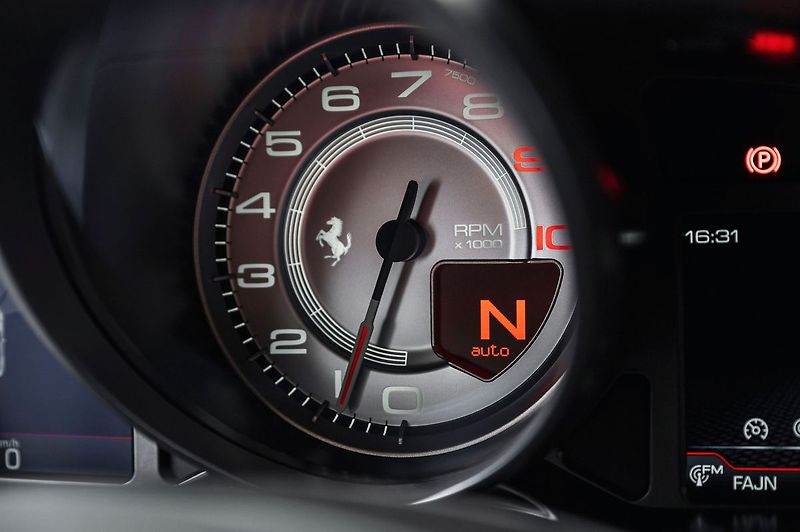 Ferrari 812 Superfast - fotka 17 z 22