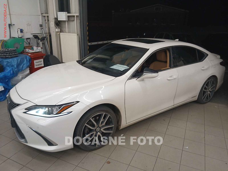 Lexus IS 300 (2022) 2.5 ES300H, servis.kniha, AT - fotka 1 z 3