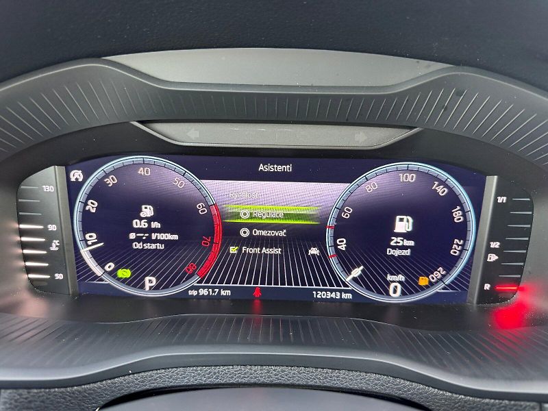Škoda Karoq (2023) 1.5 TSI 110kW DSG Style - fotka 15 z 35