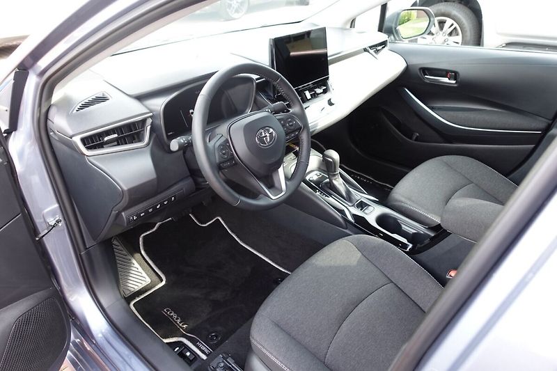 Toyota Corolla 1,8HSD Style - fotka 11 z 32