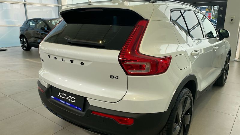 Volvo XC40 (2026) PLUS BLACK EDITION, B4 FWD, 14 - fotka 4 z 14