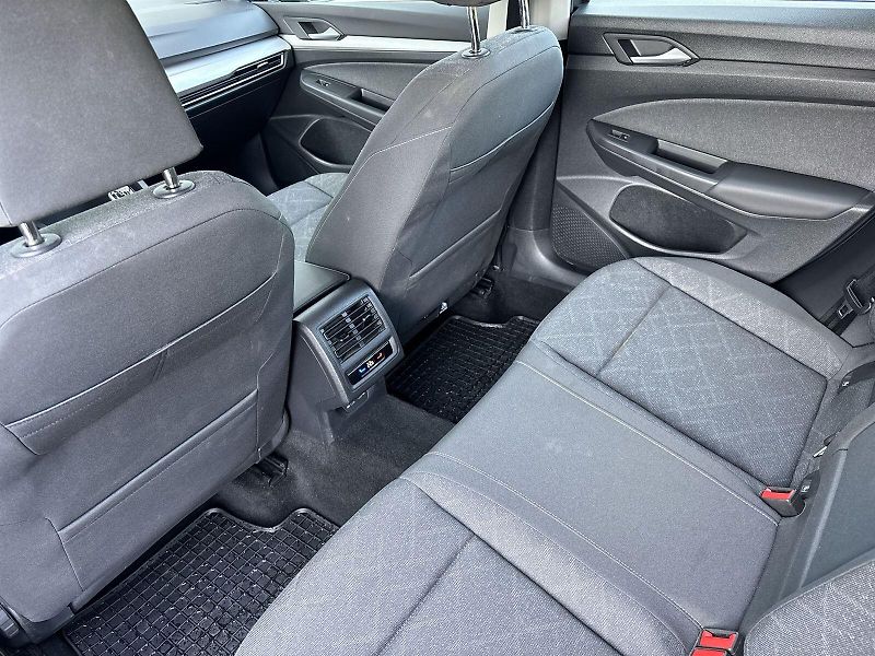 Volkswagen Golf (2023) Variant 1.5 TSI Life - fotka 9 z 31
