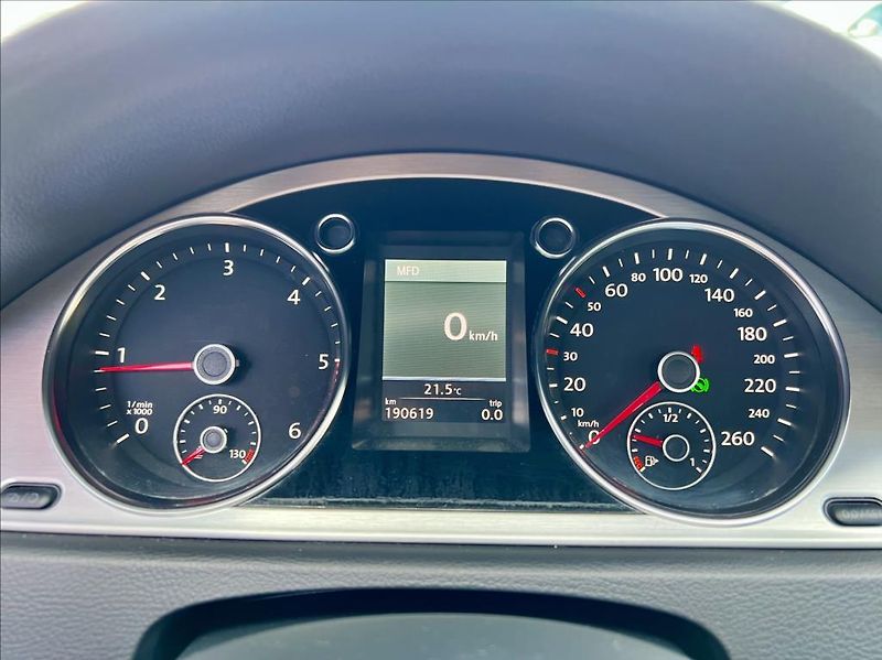 Volkswagen Passat 2,0 TDi DSG HIGHLINE / NAVI - fotka 23 z 42