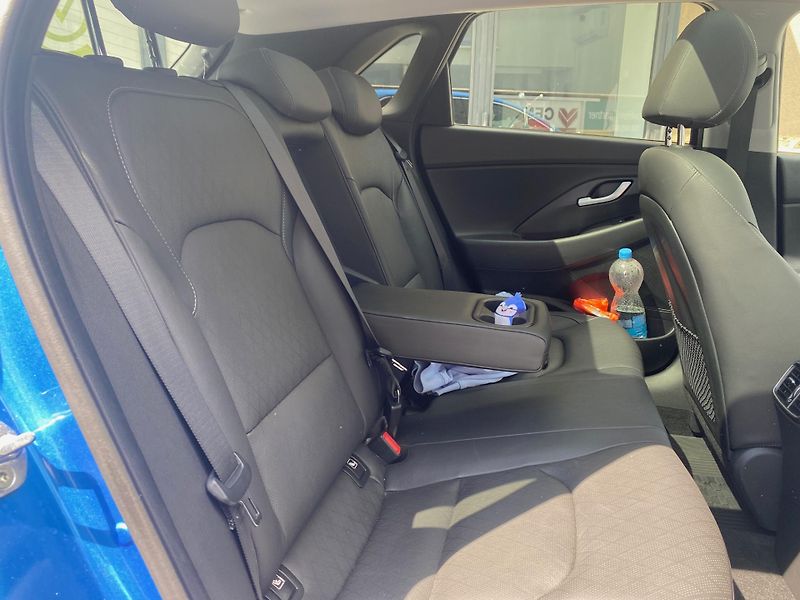 Hyundai i30 1.4 - PREMIUM - NÍZKÉ KM - fotka 8 z 16
