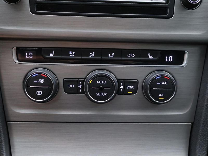 Volkswagen Golf 1,2 TSI 77kw ORIG.ALU Perleť - fotka 19 z 27