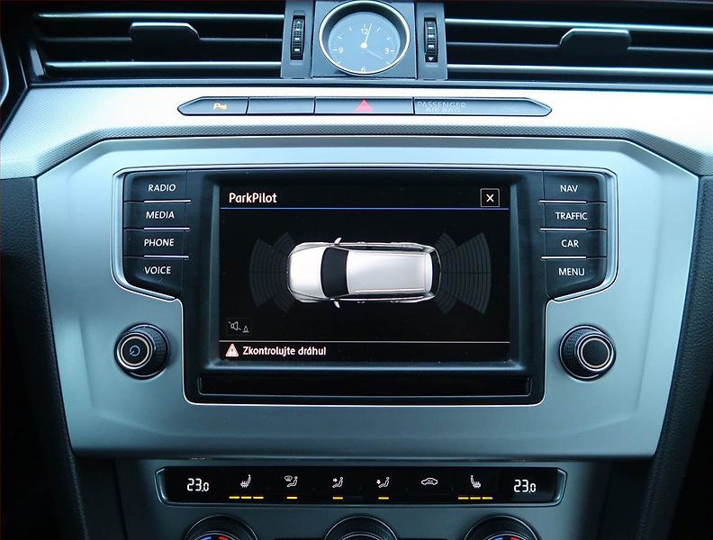 Volkswagen Passat (2017) 2.0 TDI, Automat, Serv.kniha - fotka 17 z 22