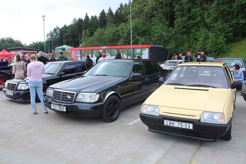 Na Centrální parkoviště P1 ve Skiareálu Ještěd se sjelo přes sedm desítek účastníků.