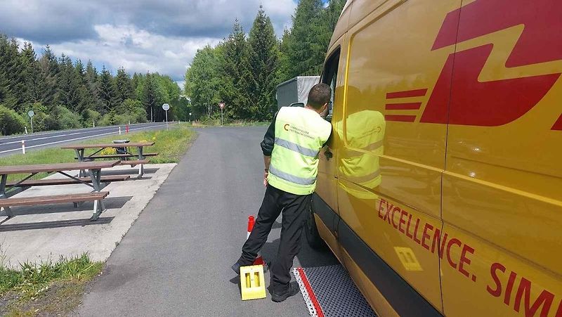 Kontrolní vážení dodávek na silnici I/6 Praha - Karlovy Vary u Bochova. Inspektoři Centra služeb pro silniční dopravu tu za dopoledne odhalili celkem tři přetížené dodávky.