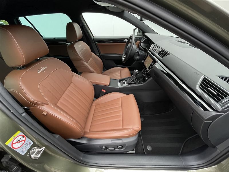 Škoda Superb 2,0 TDI DSG Combi L&K DCC+ACC - fotka 18 z 24