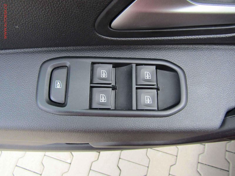 Dacia Duster (2023) 1.0TCe, 1.maj,ČR, AC, park - fotka 11 z 17
