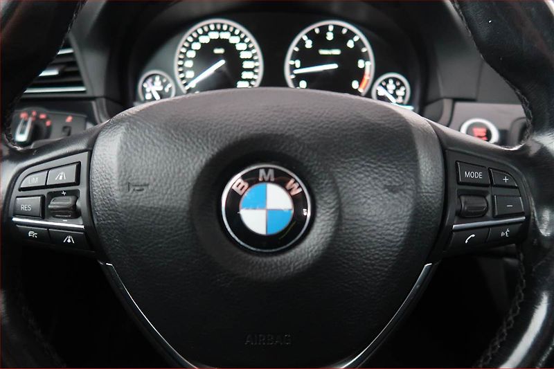 BMW Řada 5 (2013) Modern Line 530d xDrive, 4X4 - fotka 19 z 23