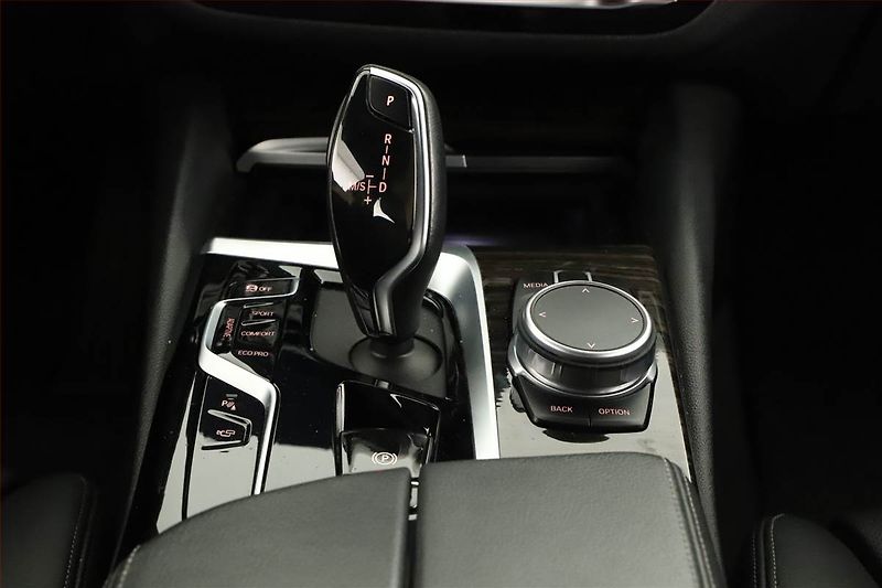 BMW Řada 5 (2020) M Sport 530d xDrive - fotka 14 z 17
