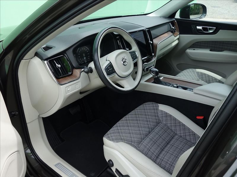 Volvo XC60 2,0 140kW 4x4 MOMENTUM - fotka 53 z 73