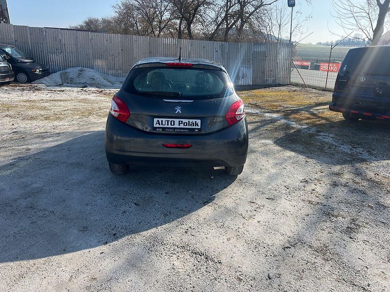 Peugeot 208 1.2VTI - fotka 12 z 14