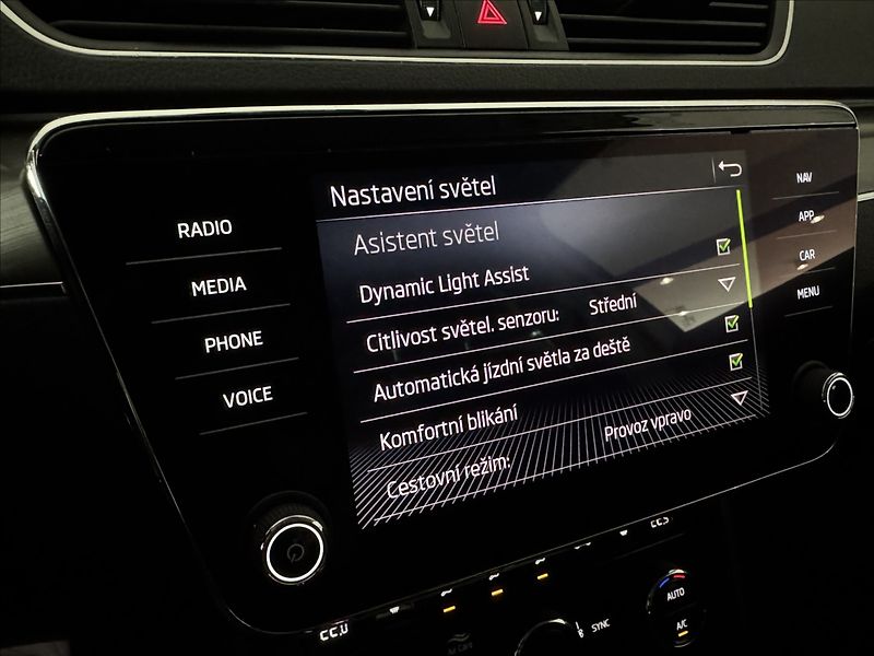 Škoda Superb 2,0 TDi  DSG 4x4 Scout Virtual - fotka 38 z 50