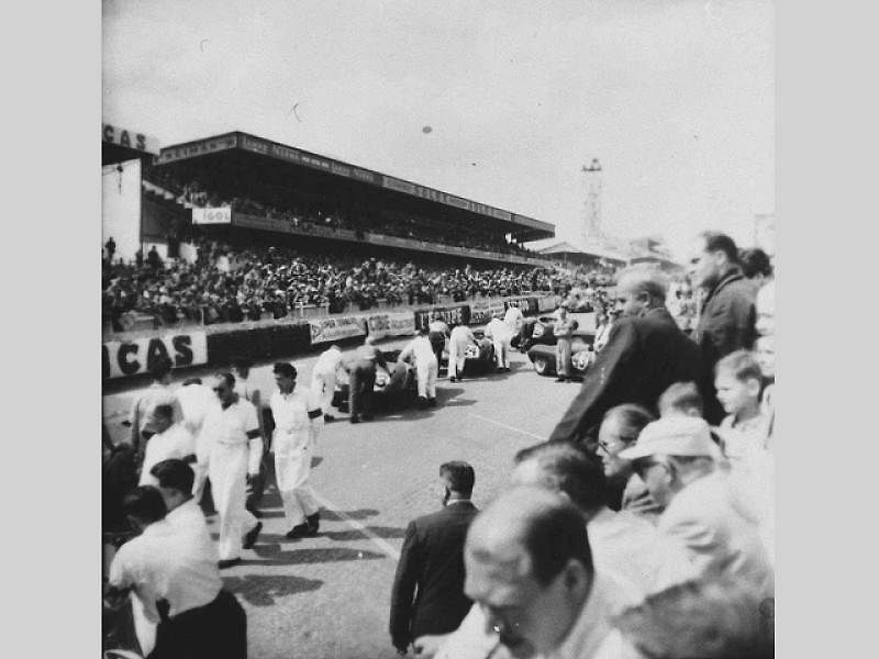 Le Mans 11. června 1955, okamžiky po katastrofě. Po nehodě závod i přes chaos pokračoval, protože funkcionáři se obávali, že hromadný odchod diváků by zablokoval cesty a na místo by se nedostali záchranáři.