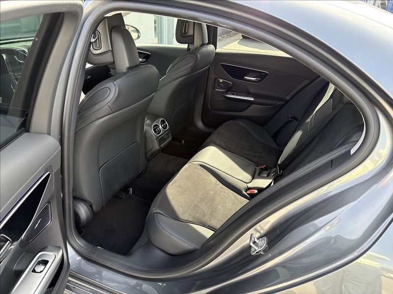Mercedes-Benz Třídy C 2,0 220d 147 KW AMG 4 MATIC CZ - fotka 27 z 32