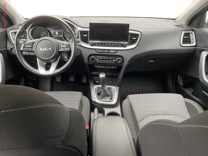 Kia Ceed (2023) 1.5 T-GDi, 1.maj,ČR, TOP - fotka 8 z 18