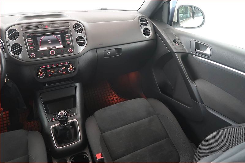Volkswagen Tiguan (2012) R-Line 2.0 TDI, 4X4 - fotka 8 z 17