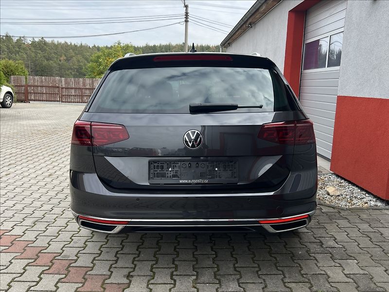 Volkswagen Passat 2,0 TDi DSG ELEGANCE MATRIX - fotka 4 z 36