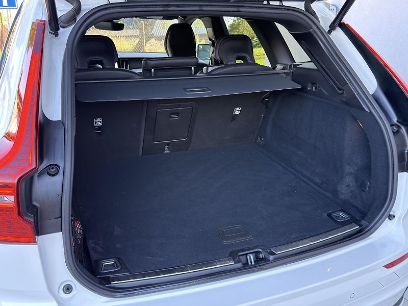 Volvo XC60 B5 AWD // PLUS DARK // 1.maj.  - fotka 14 z 44