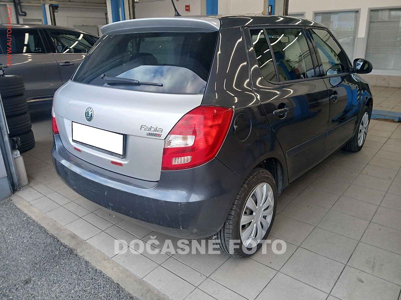 Škoda Fabia (2010) 1.9 TDi, Ambiente, AC - fotka 2 z 3