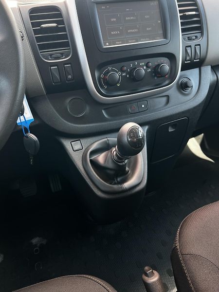 Renault Trafic 1.6dCi 92kW Passenger TZ 9Míst - fotka 9 z 18