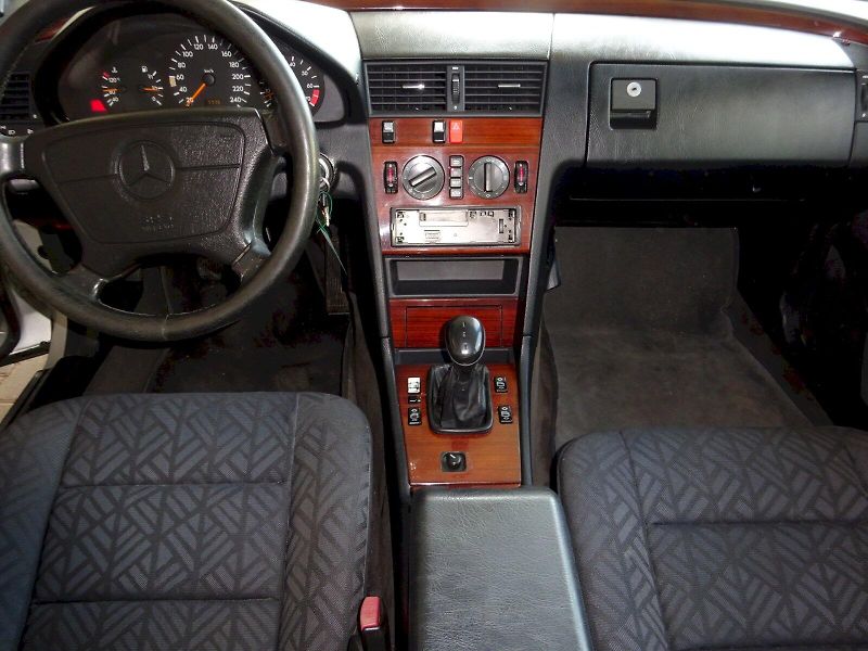 Mercedes-Benz Třídy C (1995) 180 Elegance - man. převodovka - fotka 10 z 20